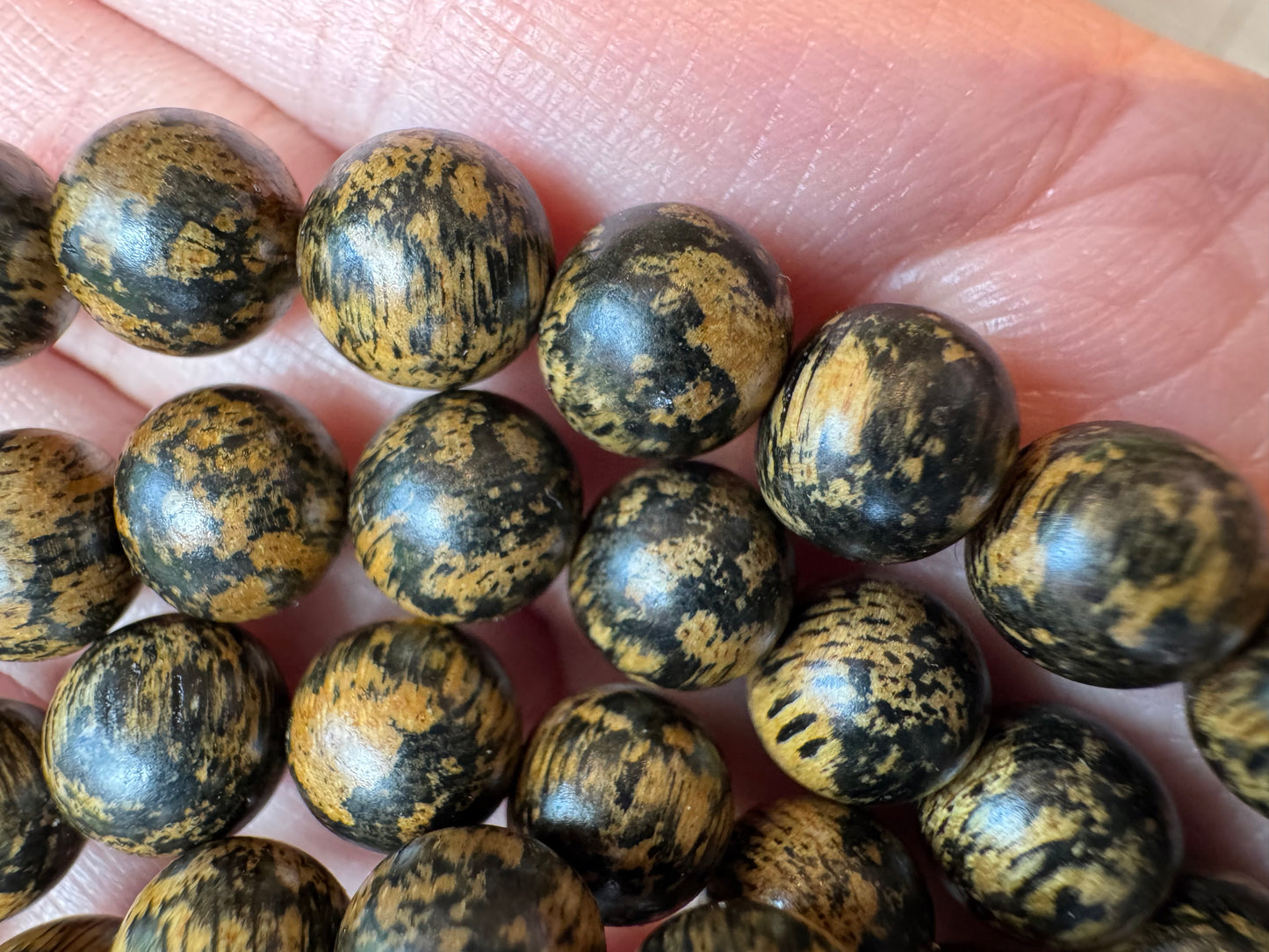 Agarwood 108 Bead Grain Mix Gold Color , Beautiful Grain Agarwood Old Like Gold , Size 10mm, Strong Aroma, only 1