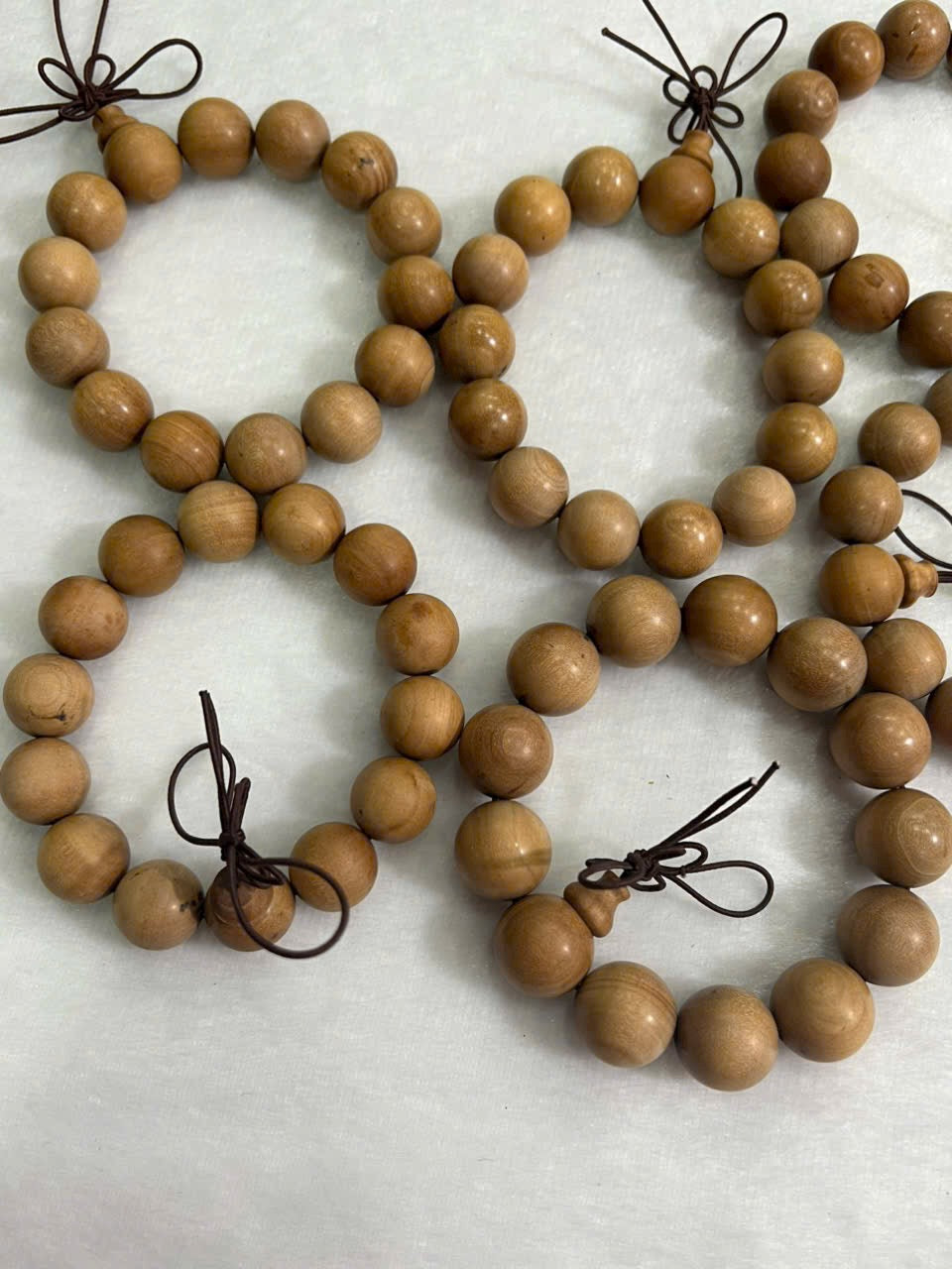 Agarwood vs Sandalwood: What’s the Difference and Which Is More Valuable?