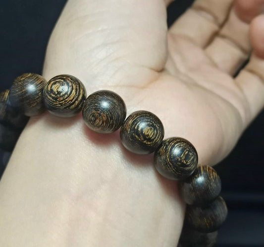 How to Wear an Agarwood Bracelet Properly (Complete Guide)