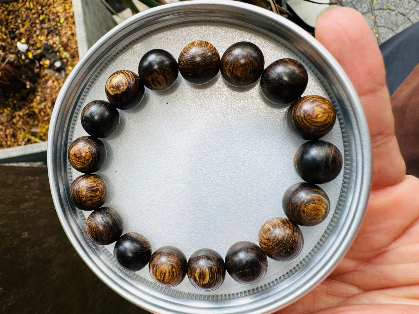 Vietnamese Agarwood Bracelet , Sinking Agarwood , Grade AAA , Beautiful Agarwood Grain .