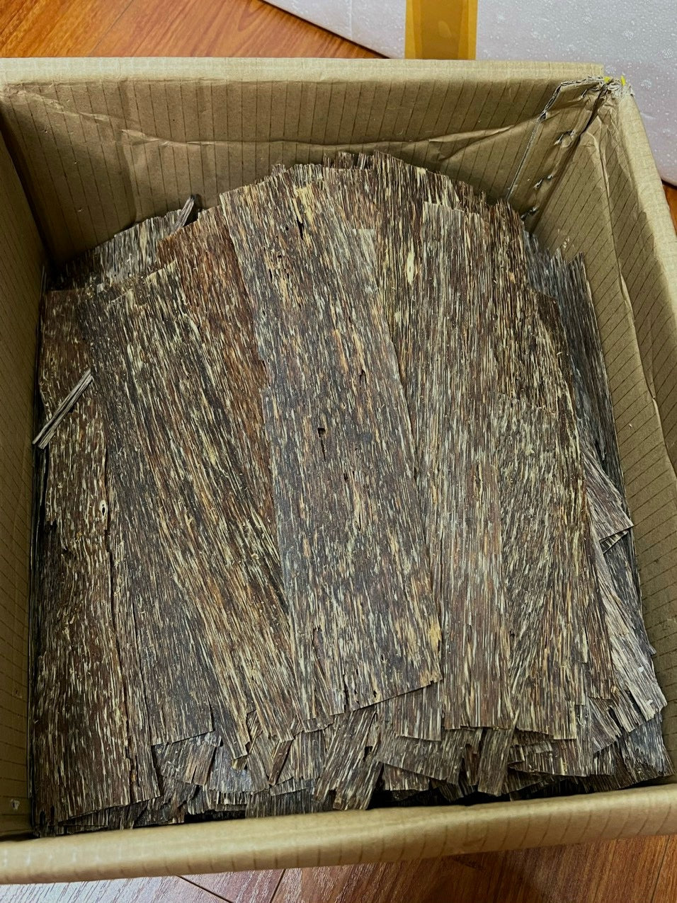 Flat Agarwood Chips / Oudh / Wild Agarwood / Grade AAA / 1kilo