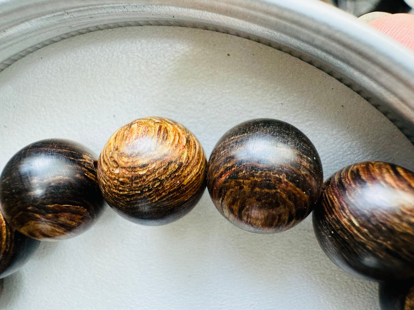 Vietnamese Agarwood Bracelet , Sinking Agarwood , Grade AAA , Beautiful Agarwood Grain .